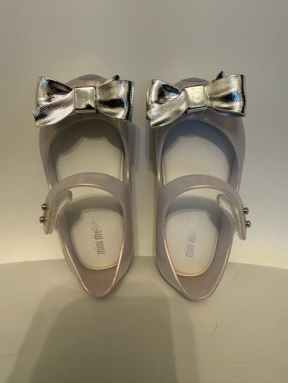 ☀️🌊Mini Melissa Girls' Silver Bow Jelly Shoes - Iridescent- new, without tags